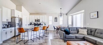 Spacious House w/ 3 Car Garage near Golf Course