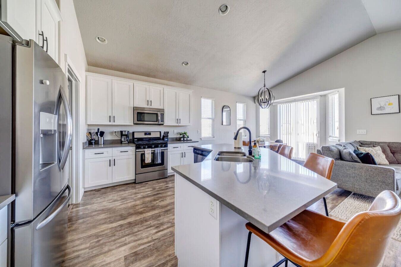 Frigorífico, microondas, horno y placa de cocina