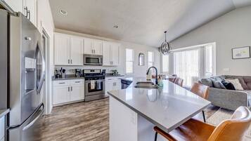 Frigorífico, microondas, horno y placa de cocina