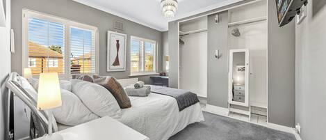 Tabla de planchar con plancha, wifi gratis, ropa de cama