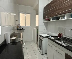 Geladeira, micro-ondas, cooktop, talheres/pratos/utensílios de cozinha