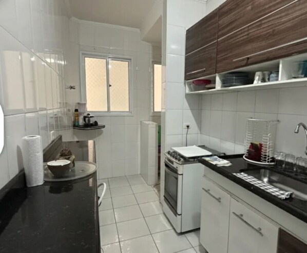 Frigorifero, microonde, piano cottura, pentole/stoviglie/utensili