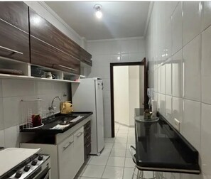 Refrigerador, microondas, parrilla de estufa y utensilios de cocina 