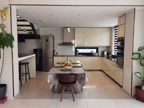 Spacious 5-bedroom villa with AC in marvelous Praha 14