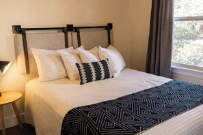 Escritorio, tabla de planchar con plancha, wifi gratis y ropa de cama 