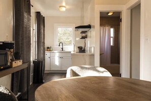 Refrigerador, microondas, cafetera/tetera, tetera/pava eléctrica