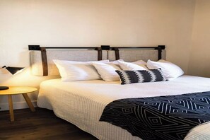 Escritorio, tabla de planchar con plancha, wifi gratis y ropa de cama