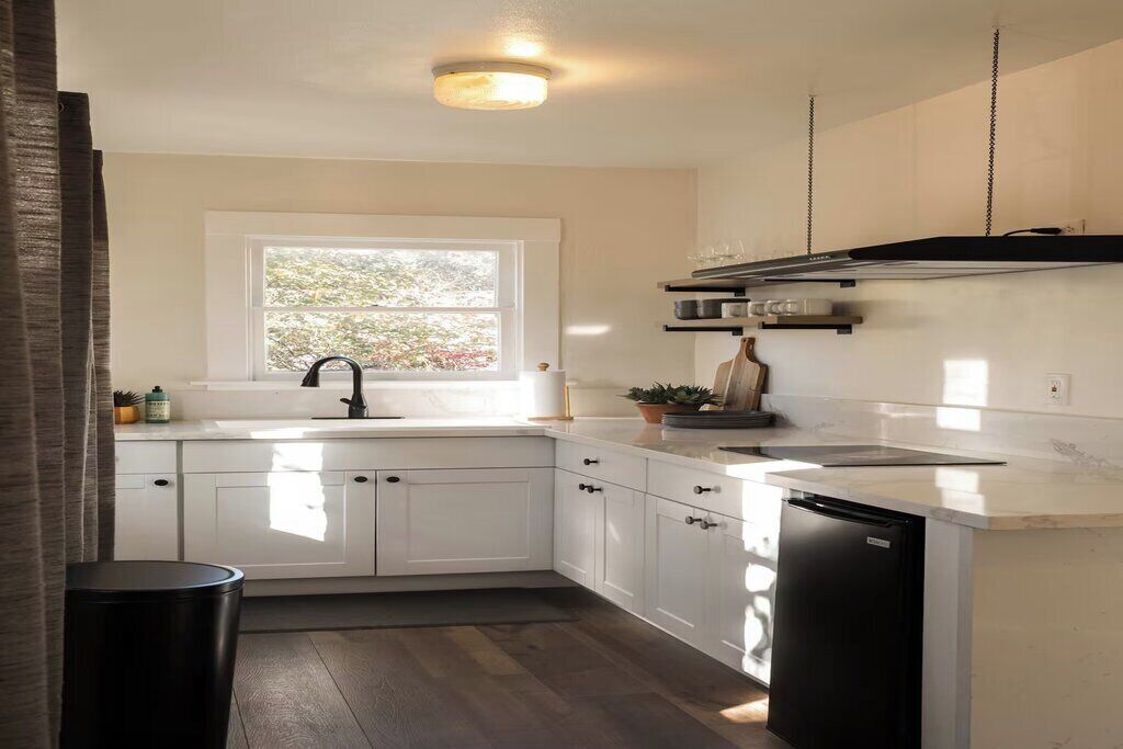 Réfrigérateur, micro-ondes, cafetière/bouilloire, bouilloire électrique