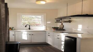 Réfrigérateur, micro-ondes, cafetiÚre/bouilloire, bouilloire électrique