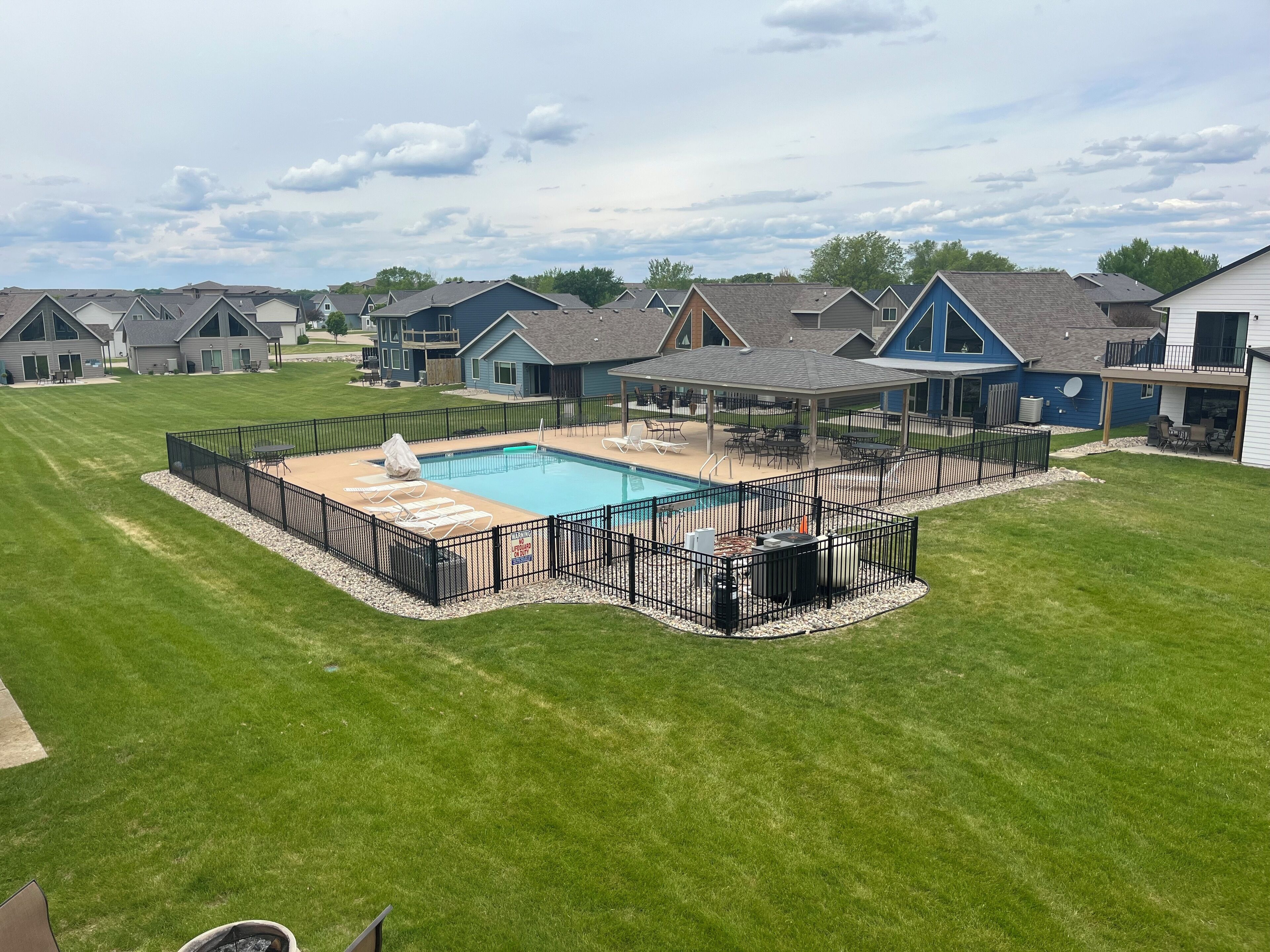 Una piscina cubierta, una piscina al aire libre