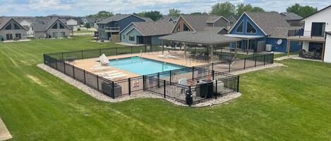 Una piscina cubierta, una piscina al aire libre