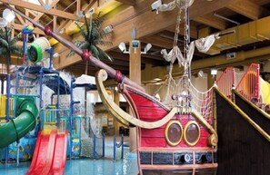 Children’s area - Family-friendly cabin with ideal proximity to pool (Arnolds Park)