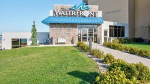 Un edificio con un letrero que dice 'The Waterfront' y 'American Grill & Bar'.