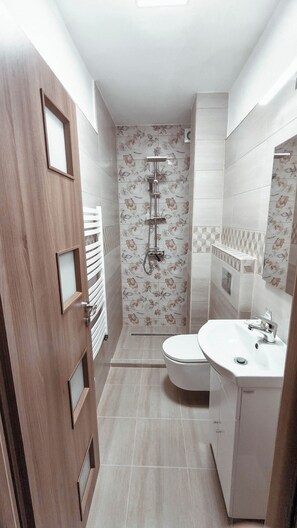 Shower, hair dryer, towels, soap - City Connect Apartment: modern, spacious, fully equipped, with parking and WiFi (Sibiu)