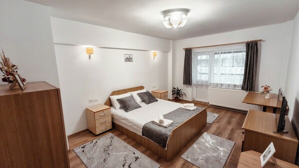 Iron/ironing board, WiFi, bed sheets