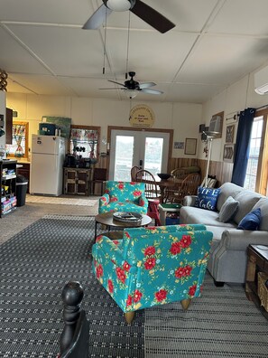 Televisor intel·ligent i llibres 