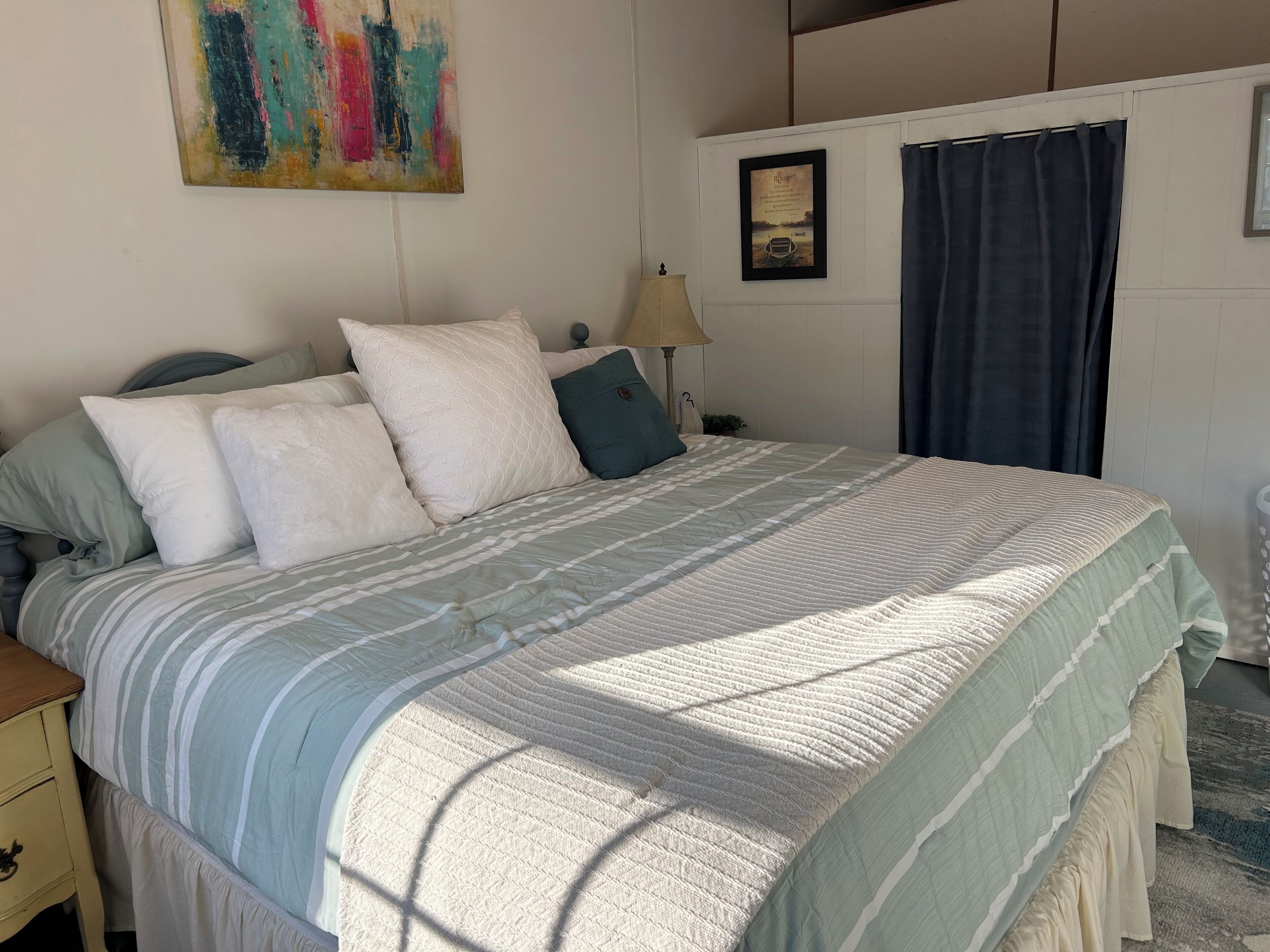 Travel crib, free WiFi, bed sheets