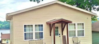 Cozy Cabin overlooking Table Rock Lake with 2 minute walk to the water.