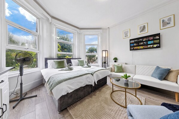 Desk, iron/ironing board, free WiFi, bed sheets - Cozy & Spacious C.LDN Studio - 15Mins To City Centre - With Work Desk (London)