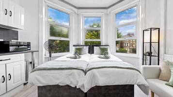 Escritorio, tabla de planchar con plancha, wifi gratis y ropa de cama