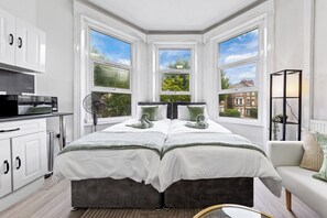 Escritorio, tabla de planchar con plancha, wifi gratis y ropa de cama