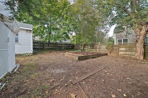 Property grounds - Fabulous 4-bedroom house with AC in charming Rexhame Beach (Marshfield)
