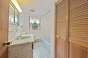 Hair dryer, towels, soap, toilet paper - Fabulous 4-bedroom house with AC in charming Rexhame Beach (Marshfield)