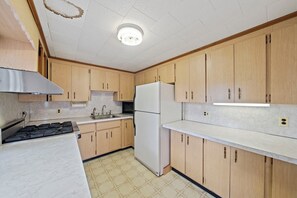 Private kitchen - Fabulous 4-bedroom house with AC in charming Rexhame Beach (Marshfield)