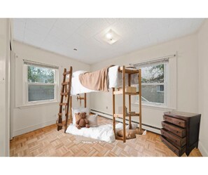 Iron/ironing board, WiFi, bed sheets - Fabulous 4-bedroom house with AC in charming Rexhame Beach (Marshfield)