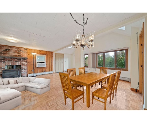 Interior - Fabulous 4-bedroom house with AC in charming Rexhame Beach (Marshfield)
