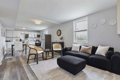 Cozy Chic 4BD 2BA Oak Park Penthouse