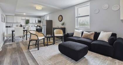 Cozy Chic 4BD 2BA Oak Park Penthouse