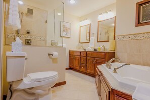 تجهيزات دش، حوض استحمام بنظام ضخ المياه، مجففات شعر، مناشف