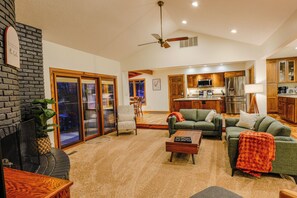Smart TV, fireplace, video games, books - Sundrift Lakehouse - Sunsets, Kayaks+Paddleboards! (Decatur)