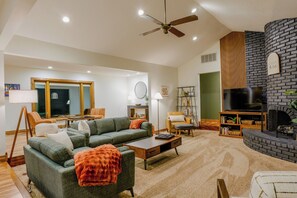 Smart TV, chimenea y videojuegos 