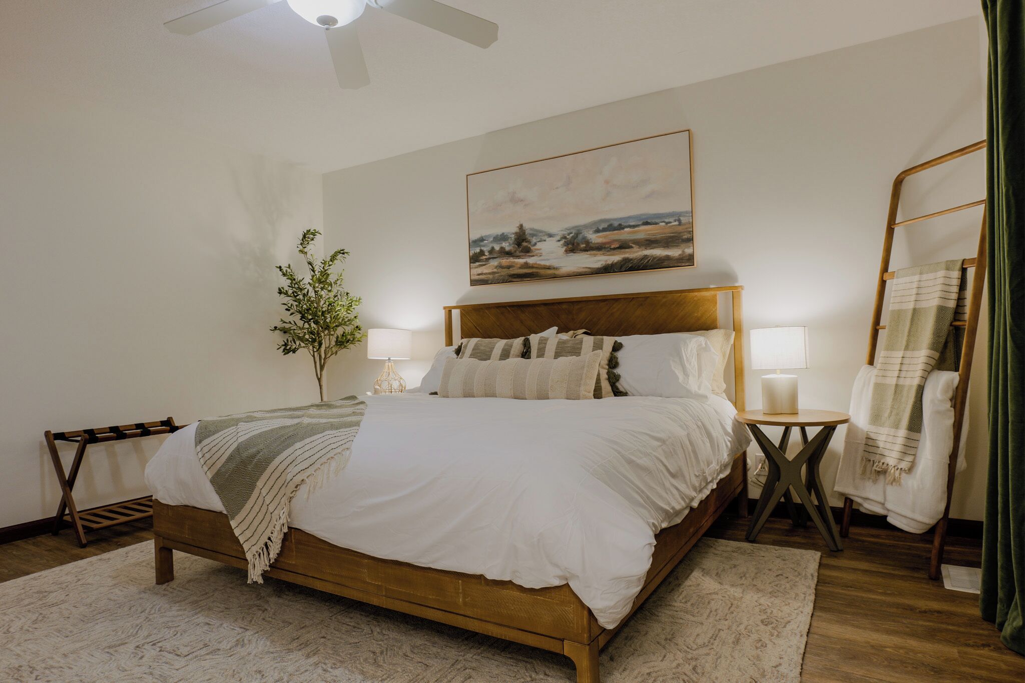 3 chambres, bureau, fer et planche à repasser, lit parapluie