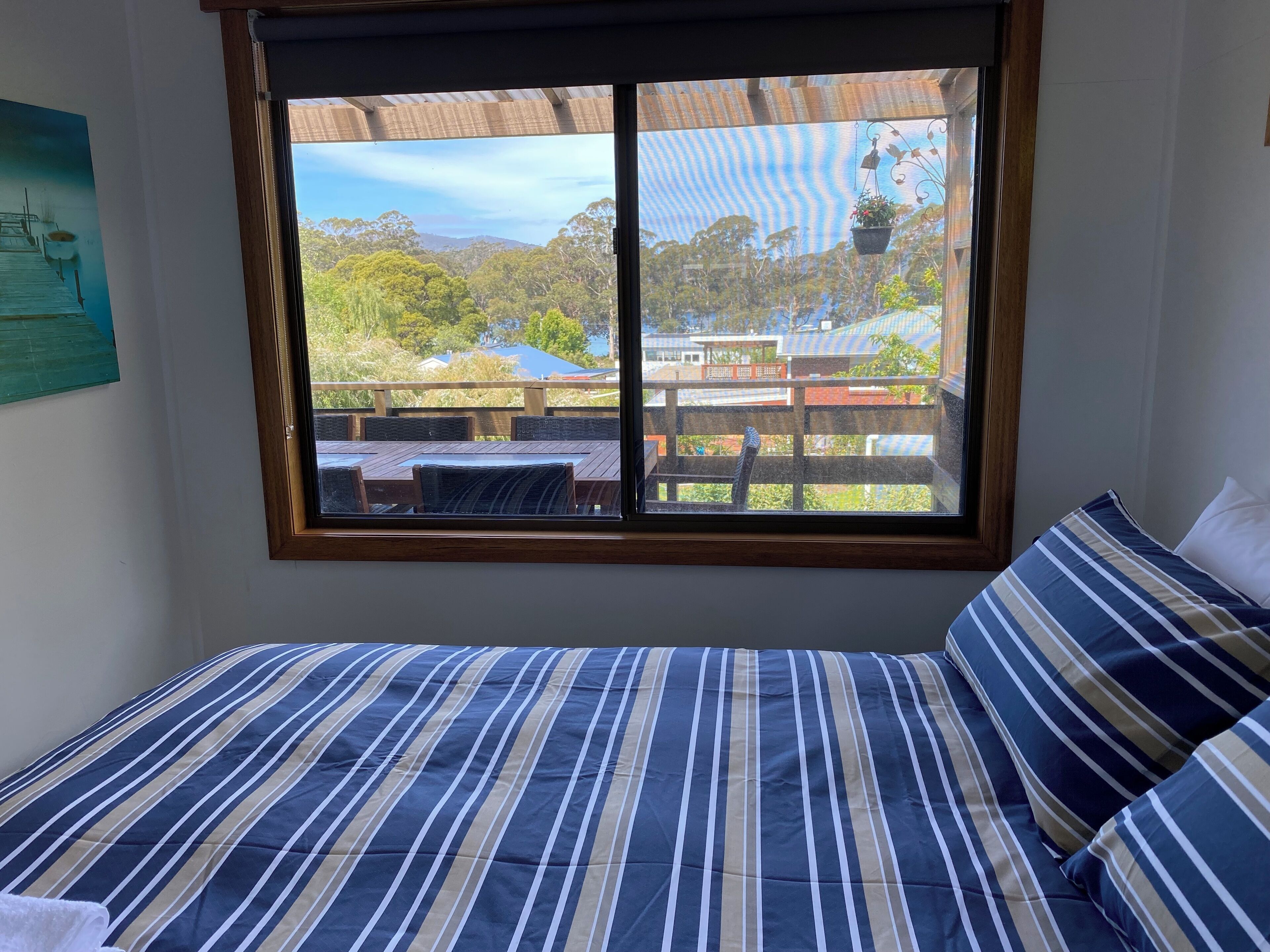 3 habitaciones, tabla de planchar con plancha y ropa de cama 