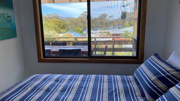 3 habitaciones, tabla de planchar con plancha y ropa de cama