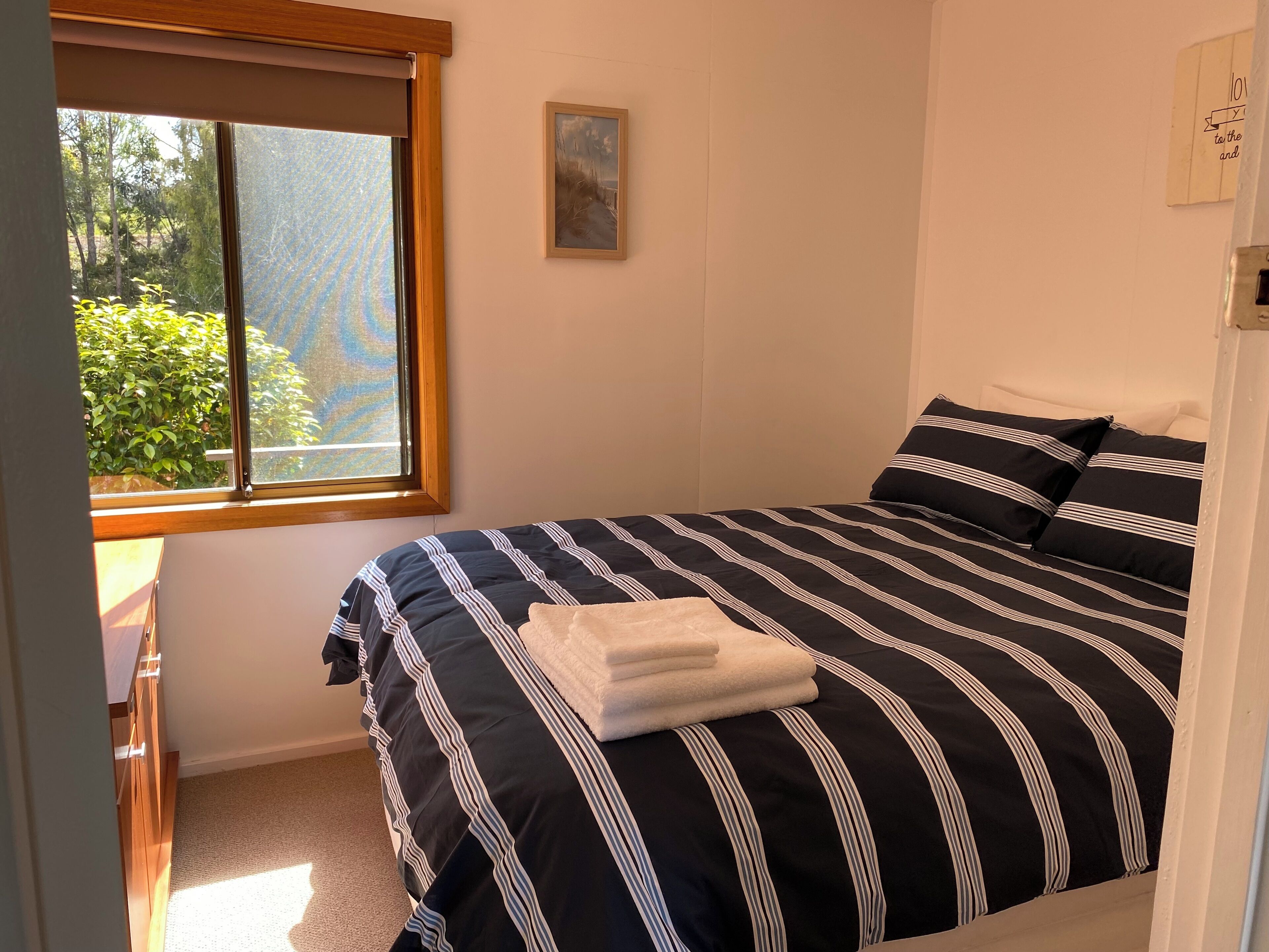 3 habitaciones, tabla de planchar con plancha y ropa de cama 