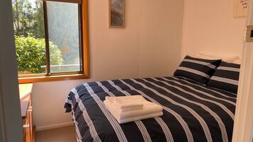 3 habitaciones, tabla de planchar con plancha y ropa de cama