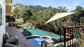 Alberca al aire libre y alberca climatizada