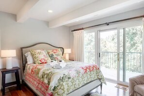 Desk, iron/ironing board, travel cot, free WiFi - Super Bowl Week – Premium, Private Basecamp (Los Altos Hills)