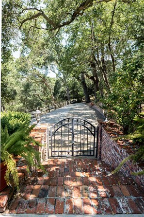 المنطقة المحيطة بالمنشأة