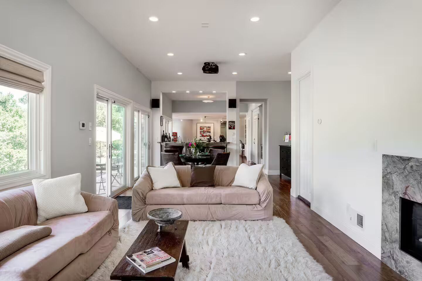 Älytelevisio, takka, kirjoja