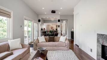 Smart TV, chimenea y libros