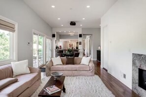 Älytelevisio, takka, kirjoja