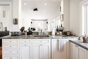 Jääkaappi, mikroaaltouuni, uuni, liesi