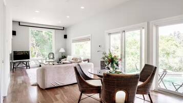 Smart TV, chimenea y libros