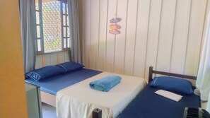 Classic Quadruple Room, Multiple Beds, Private Bathroom, Beachside | Laptop workspace, free WiFi, bed sheets - Pousada Bella Sirena - Ilha do Mel (Paranaguá)