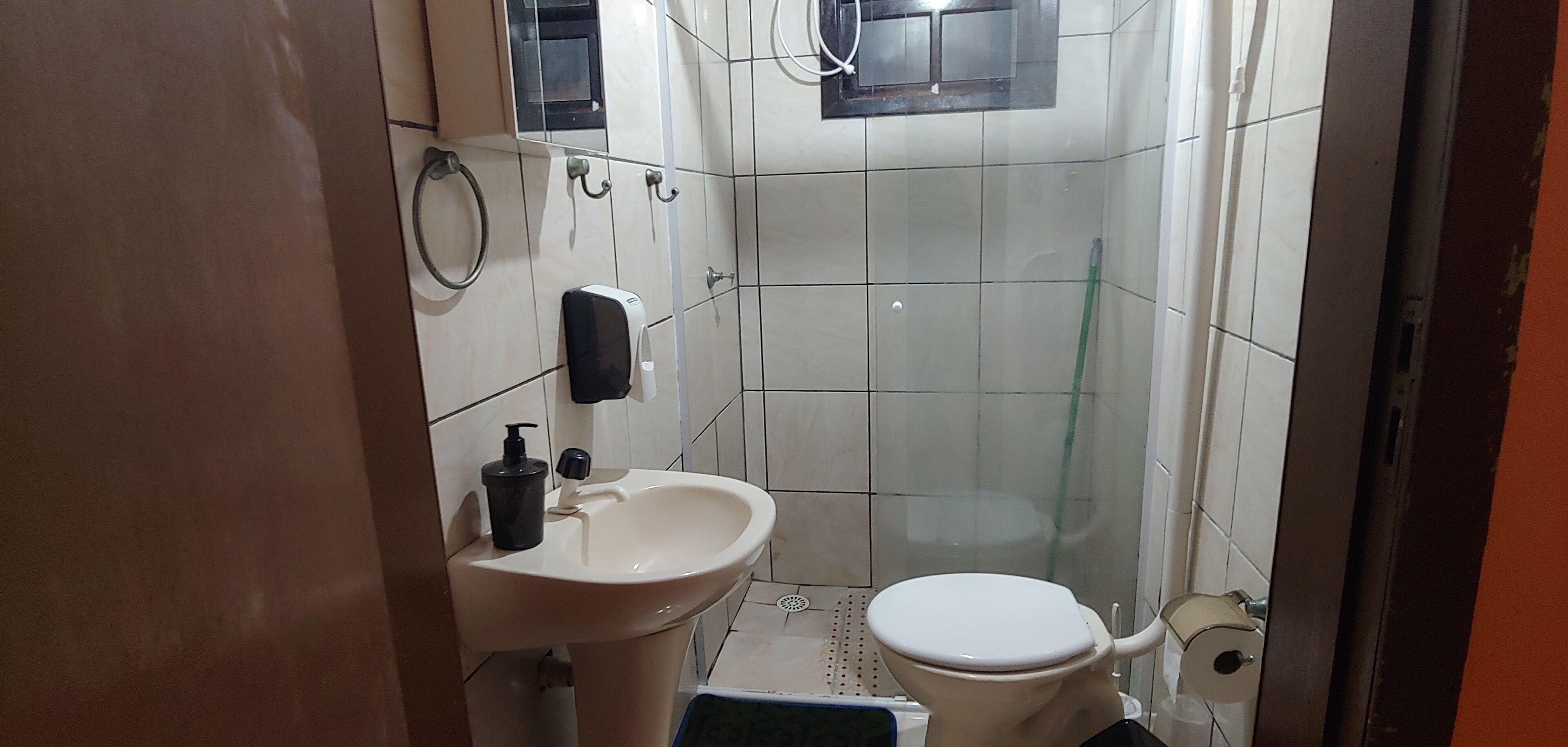Klassieke tweepersoonskamer, 1 tweepersoonsbed, privébadkamer, aan het strand | Badkamer | Een douche, toiletpapier